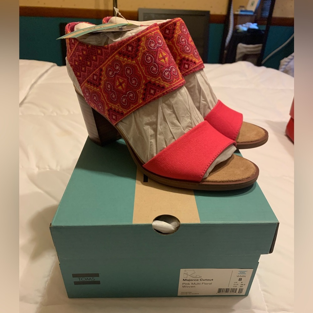Stylish, NWT, TOMS Majorca Sandal. Vibrant Colored Pattern. Size 8.